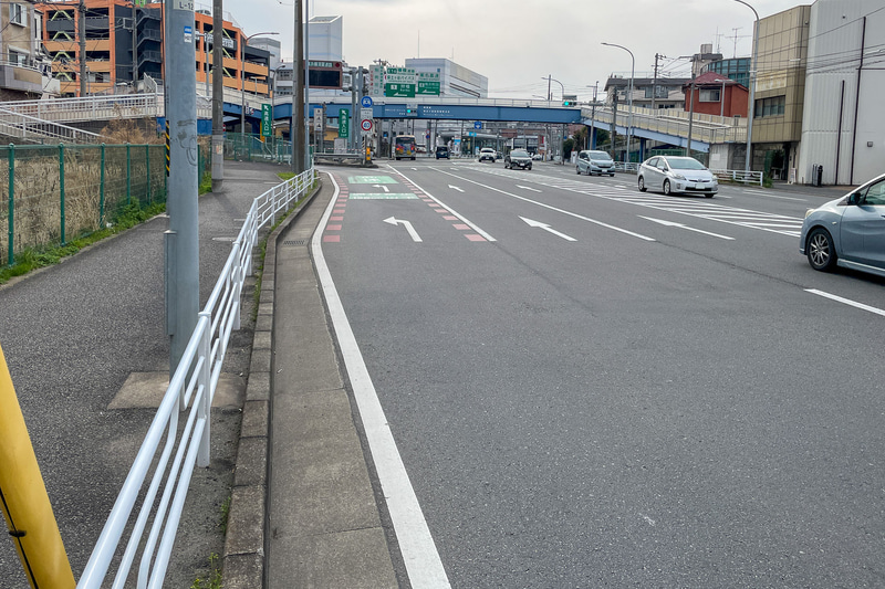 国道1号線の狩場IC入口のある交差点。一番左が高速入口になってしまううえに交通量も多く結構な難所だ。歩道橋を渡るのが安全だが、ガードレールが続いていて歩道に入れない