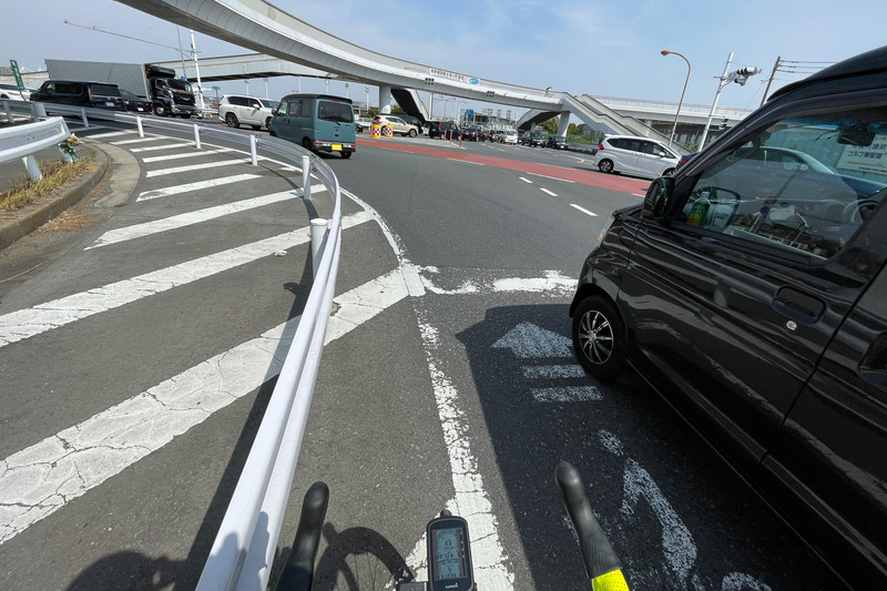 実際に柳島交差点で信号待ちしている様子。安全のため白線のさらに左側に待避しているが、それでも左折していくクルマの左側で待つのは恐怖でしかない