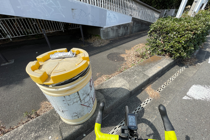 左折すると一箇所だけガードレールがない場所があるので、そこから歩道に入れば歩道橋を使うことができる