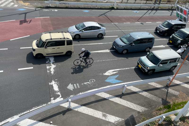 一番左の車線の右寄りを走るのは合法に走るなかでは安全な方法
