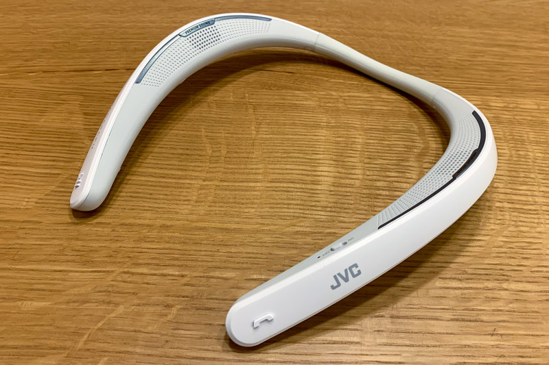 耳をふさがないネックスピーカーでも、周囲の音が聞こえない音量で聞いていると違反になる