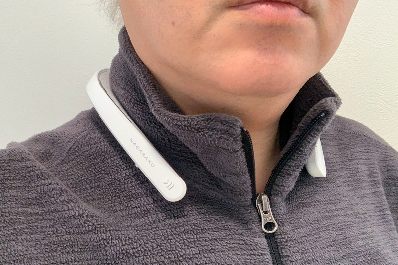 耳をふさがないネックスピーカーでも、周囲の音が聞こえない音量で聞いていると違反になる