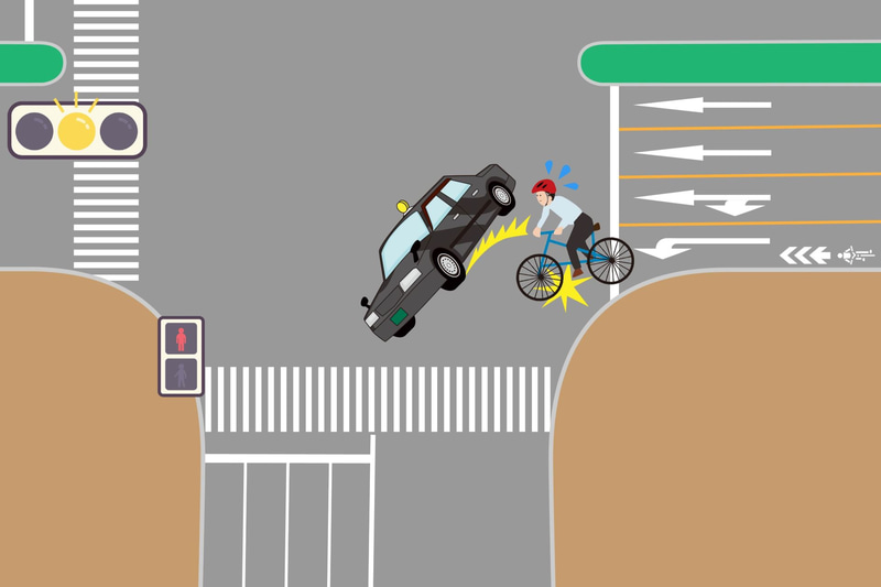 交差点に入ってすぐに信号が黄色に変わった。すると左から2番目のレーンを加速してきたタクシーが左折、あわや接触という状況だった