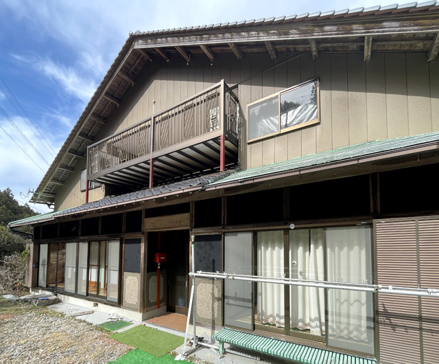 建物の南側。1階は12枚の窓がある