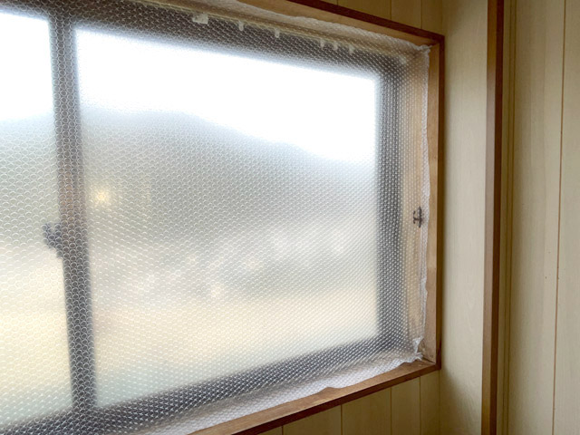 窓の手前の木枠の中間に1枚目のプチプチ（写真は仕事部屋の窓）