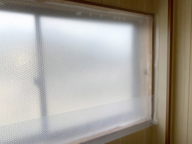 部屋側の垂直面に2枚目のプチプチ