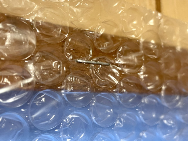 プチプチをタッカーで窓の木枠に貼った。テープ貼りよりは短時間で施工できる