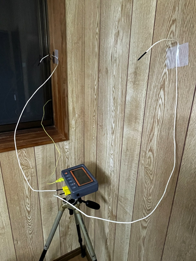 窓の外、窓の内側、室内にセンサーを設置した