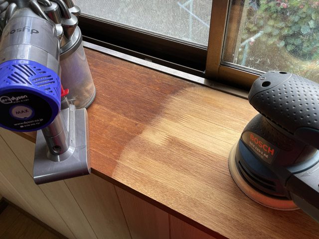 電動サンダーで表面を削った