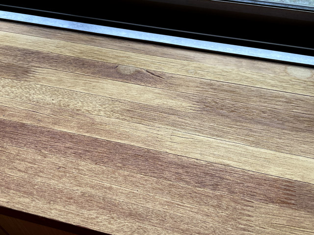 サンダーで削った窓の木枠