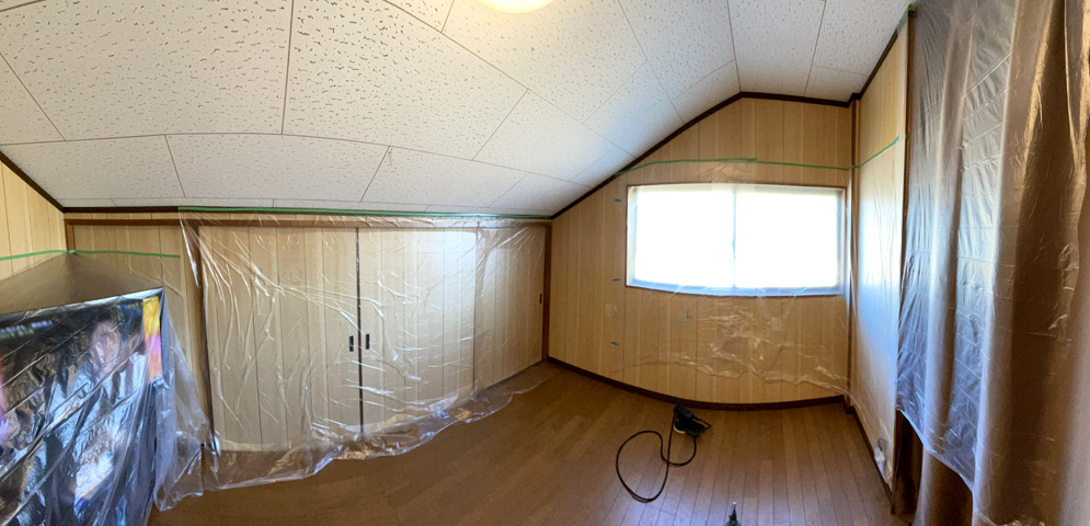 粉塵対策のためPC関連の機材を部屋から完全に撤去してから作業した（パノラマ撮影）