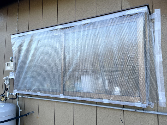 キッチン窓の外側にプチプチ。上部はひさしがありガラス面とプチプチの隙間が大きい