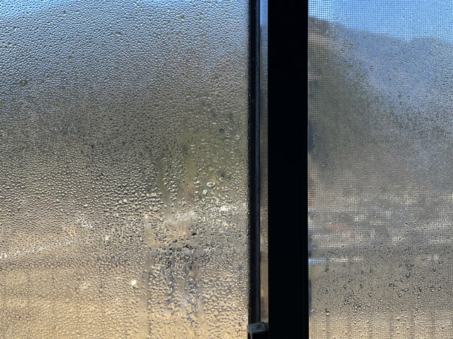 対策前のキッチンの窓。結露がすごい。撮影は寒くなり始めた12月10日、外気温はマイナス3.3℃だった