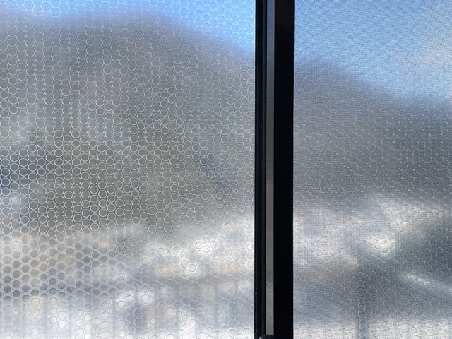 対策後は結露がなくなった。うっすら見える景色が白いのは積雪。撮影は1月3日