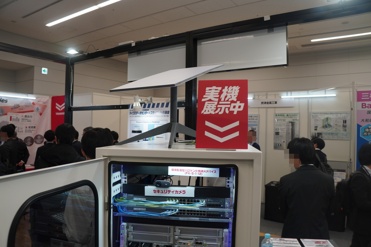 マイクロデータセンターの上にStarlinkのアンテナが乗っている