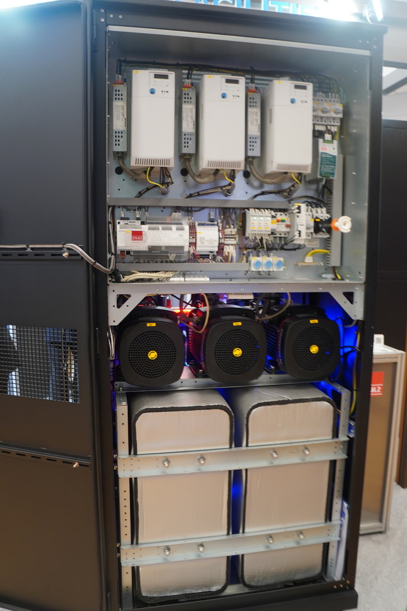 NTTファシリティーズのブースより、StulzのCDU（冷却水分配装置）