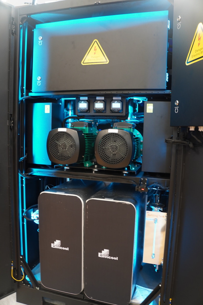 NTTファシリティーズのブースより、EnvicoolのCDU（冷却水分配装置）