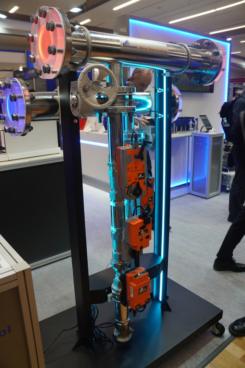 NTTファシリティーズのブースより、Envicoolの配管