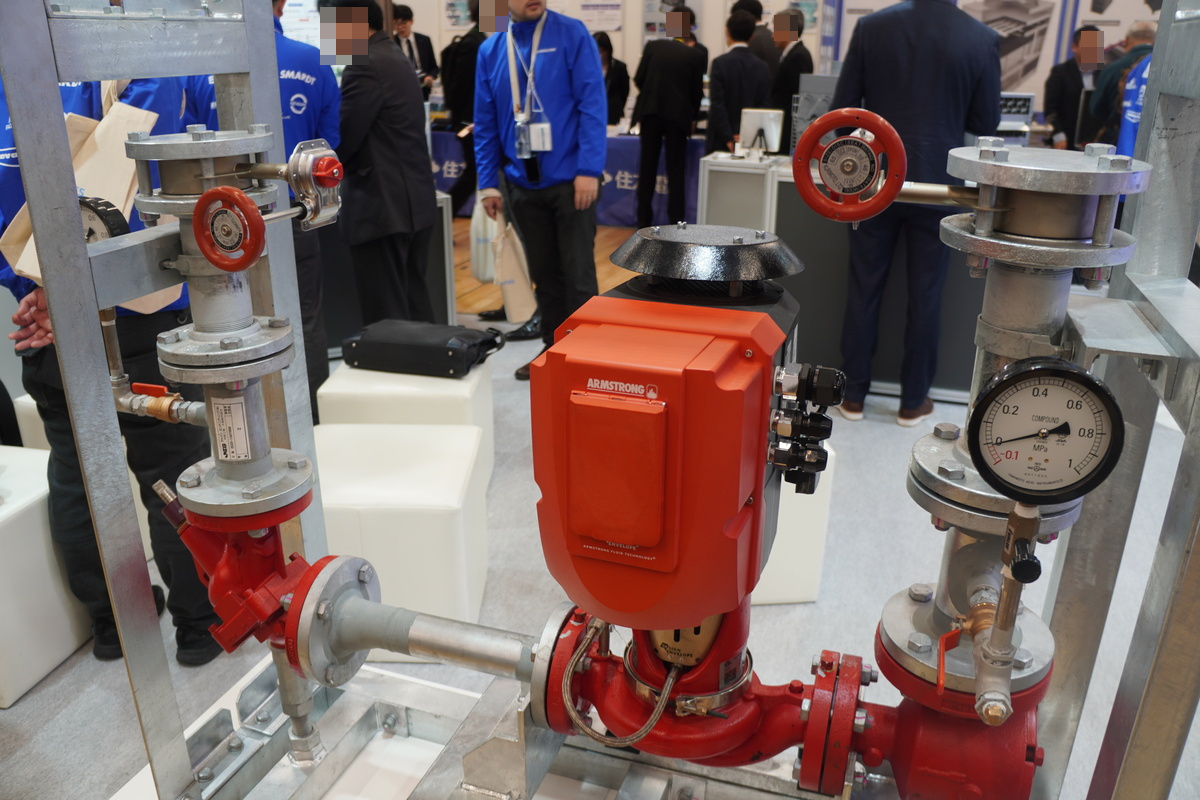 NTTファシリティーズのブースより、Armstrongのポンプ