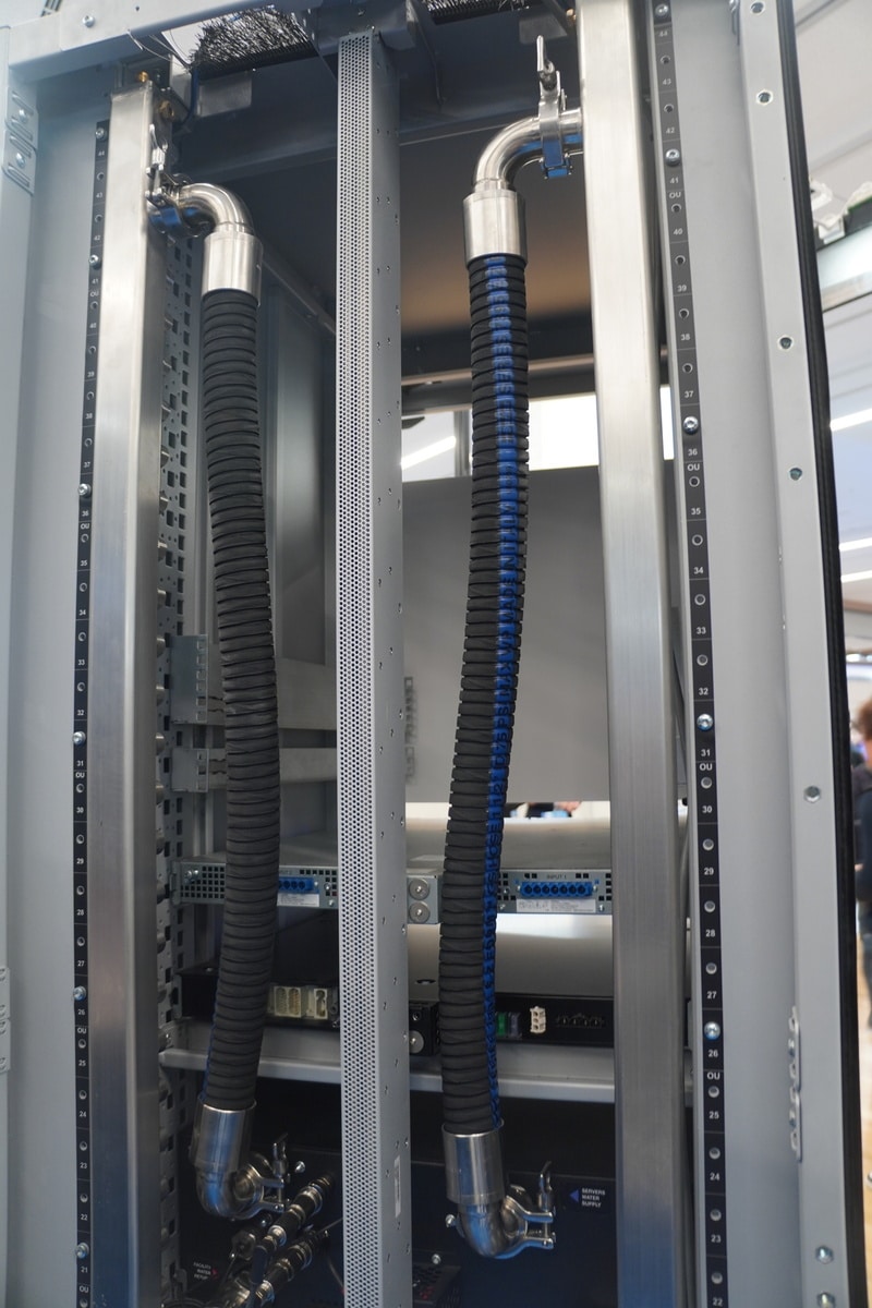 リタールのCDUやマニホールドを搭載したOCPラック