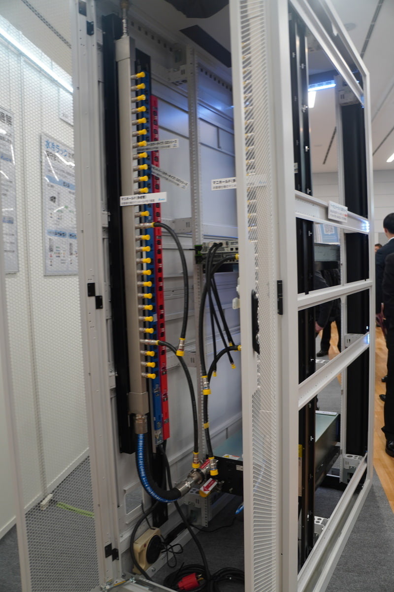 摂津金属工業の水冷向けラック（背面から）