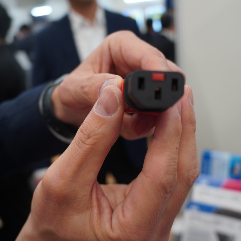 「抜け防止 ロック電源ケーブル」のプラグ部分。アースピンを挟み込んで固定する