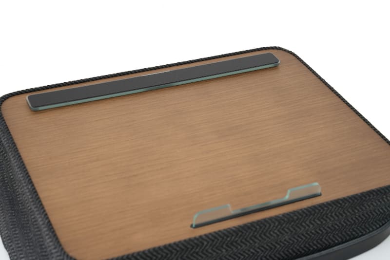 手前はノートPCの滑りを防止するストッパー、奥はキーボードやタブレットを固定するグリップバー