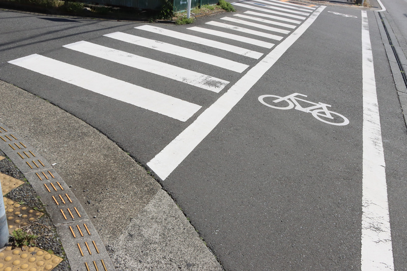 横断歩道の横に描かれた自転車横断帯、最近はほとんど見なくなった