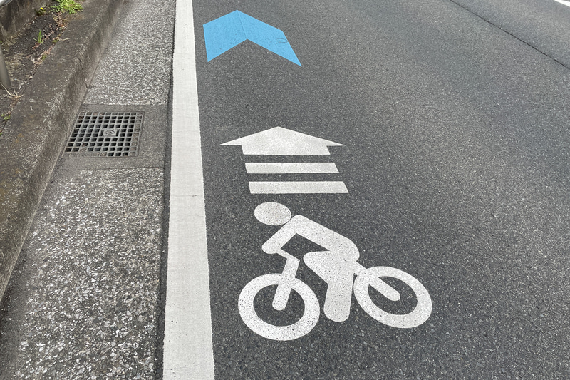 自転車横断帯がなくなり、代わりに自転車ナビラインが引かれるようになった