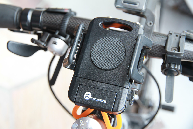 昔使っていた汎用タイプのスマホホルダー。スマホをつけていないときでも存在感があ