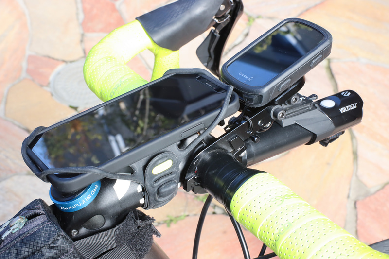 こちらはシリコンバンドタイプ。固定力が弱く、だんだんスマホが斜めになってしまう