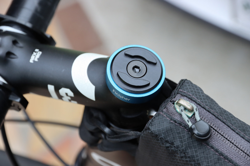 ステムキャップと呼ばれるフロントフォークの上端、ハンドルの付け根部分の上に付く