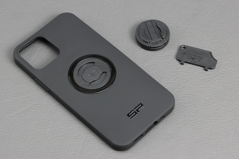 SPC+対応のiPhoneケース。以前のSPCタイプより薄型化。また従来のSPCマウントに取り付けるための変換アダプターも付属する