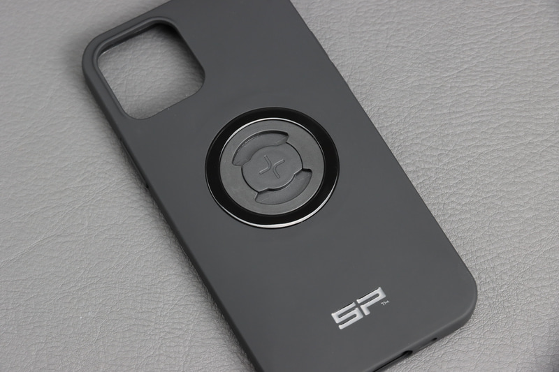 MagSafeにも対応、ケースをつけたまま充電もできる