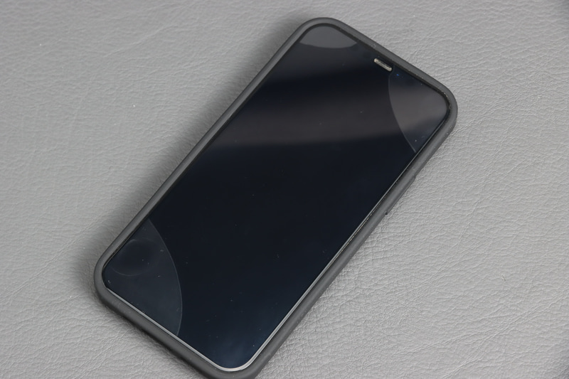 ケースをつけたところ、もともと貼ってあったガラスフィルムと干渉して剥がれてきてしまった