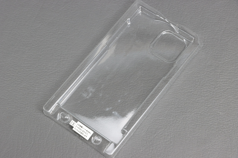 このケースが貼り付けキットになっていて、真っ直ぐ貼り付けできる