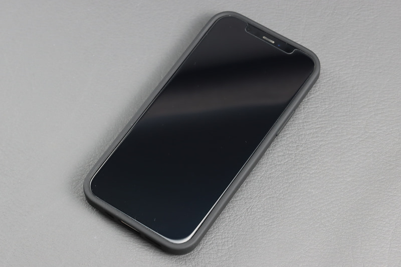 貼り付けてケースをつけてみたところ干渉しない