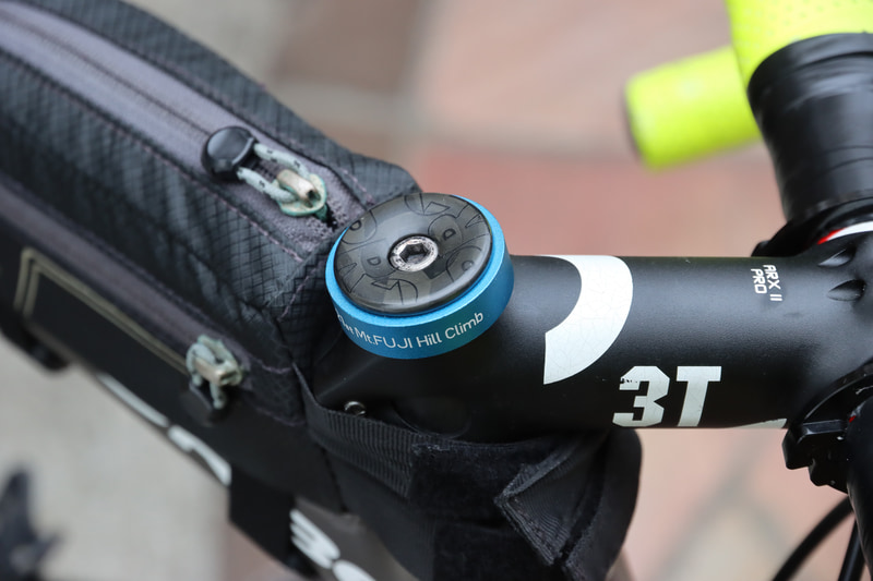 もともとのカーボン製ステムキャップを外して