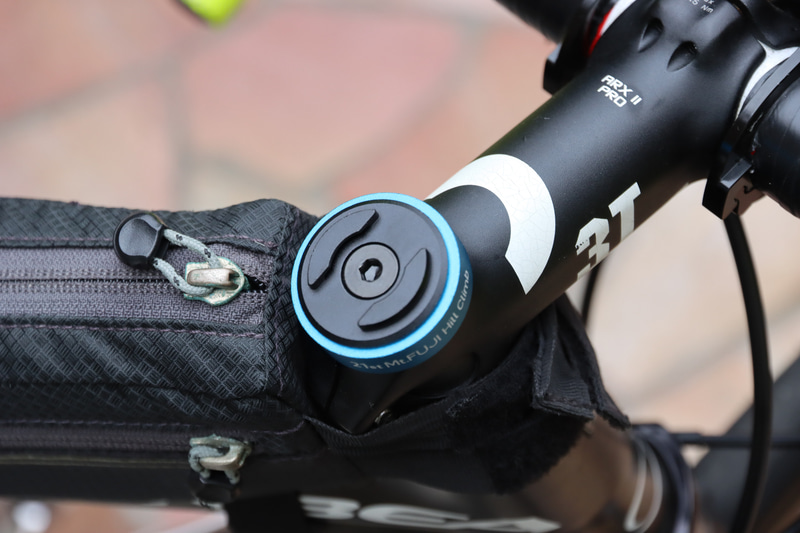 マイクロステムマウントを取り付ける。一見してスマホマウントに見えないシンプルなのがいい!