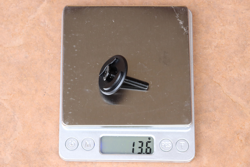 カーボン製のステムキャップと重量を比較したが、その差はたった0.2gだった。重量増加は気にしなくていいだろう