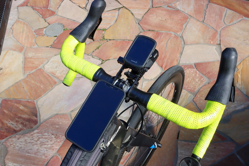 スマホを装着したところ。画面が結構手前にくるので視線移動は大きくなる