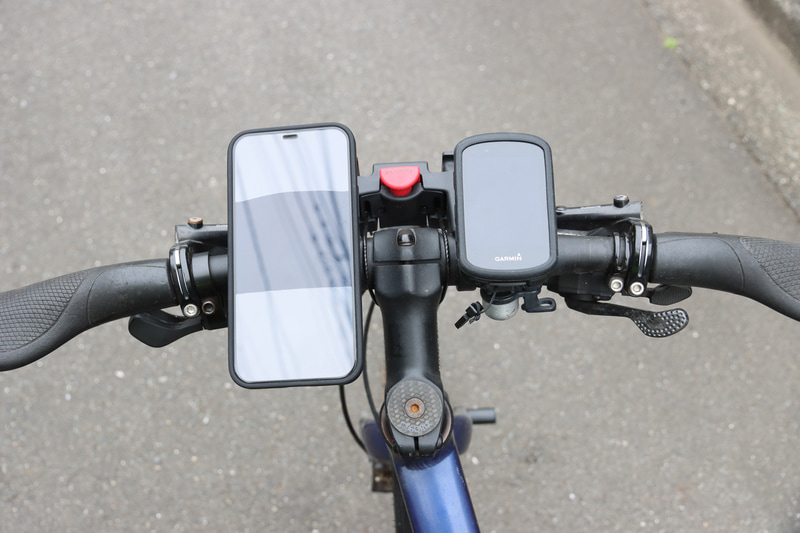 ハンドルがテーパーになっているため、若干画面が外側を向く