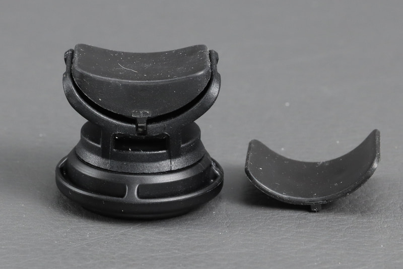 2種類のスペーサーで丸だけでなく角張ったステムにも取り付けできる