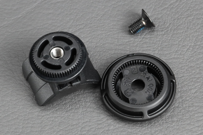 2ピースに分かれていて角度を自由に変えられる