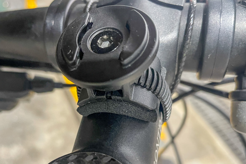 間に防振スポンジを挟むことで、振動を軽減してみた。効果があるかは不明だが