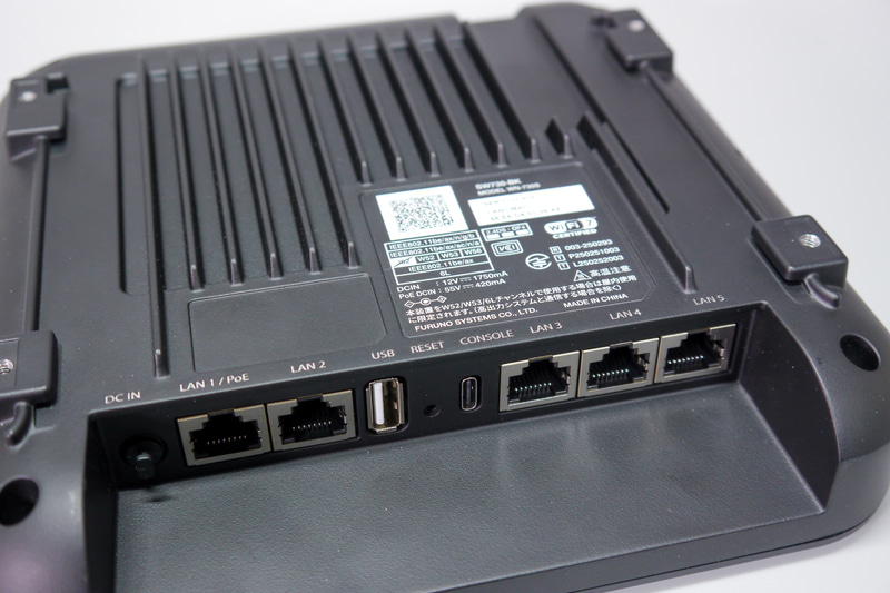 背面側のポート。LAN1のPoEポートがアップリンク用の2.5Gbps対応で、LAN2～5がダウンリンク用の1Gbps対応となる
