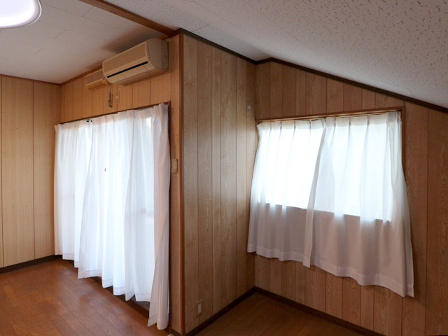 移住前、内見のときに撮った写真。部屋の北側には小さめの2枚窓と大きめの4枚窓