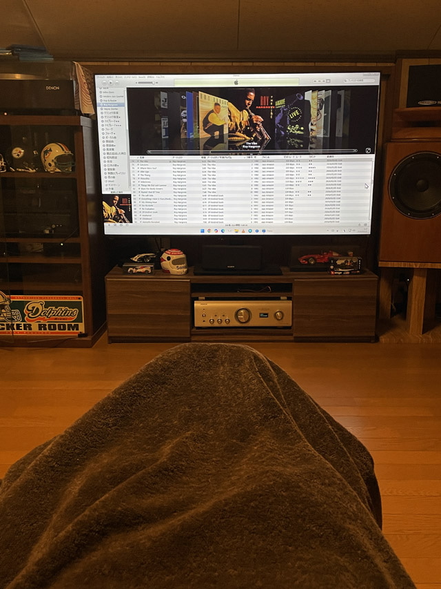 冬はこんな感じで毛布にくるまってジャズを聴いている