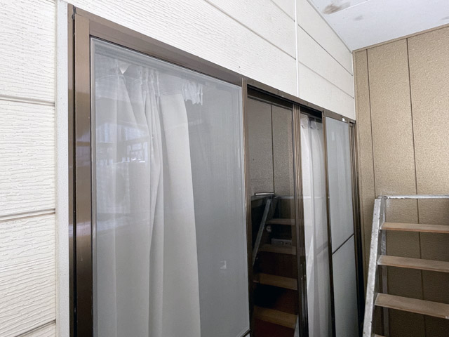 オーディオ部屋南側のサッシ。回りの壁は薄い金属板