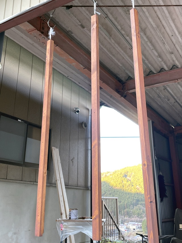 縦用1本、横用2本。角材を加工して屋外用塗料で塗装